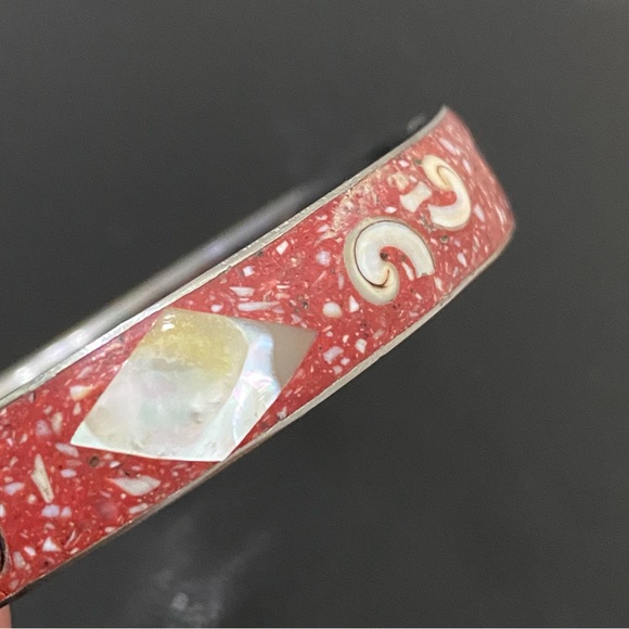 Vintage Unsigned Enamel Inlay Mother of Pearl and Shell Bangle Bracelet - Picture 9 of 13